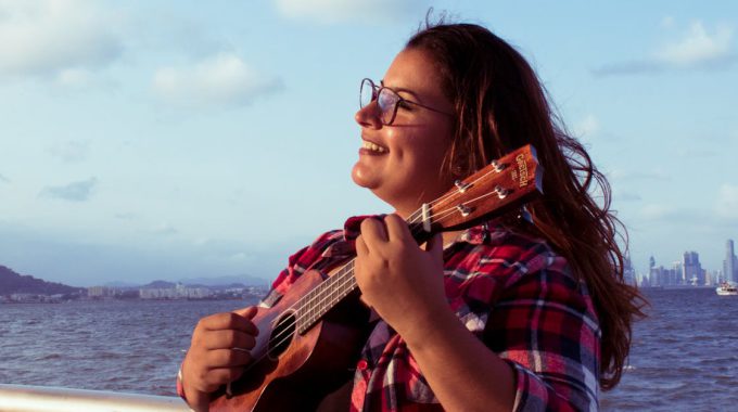 How to strum ukulele with a shuffle feel