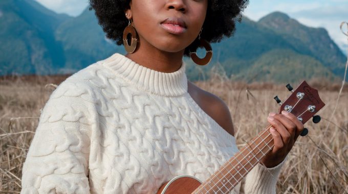 How to strum ukulele with a pick and fingers hybrid technique