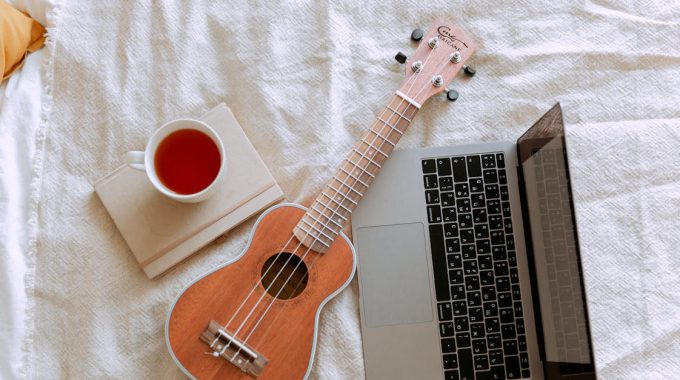 Ukulele fingerpicking ring finger