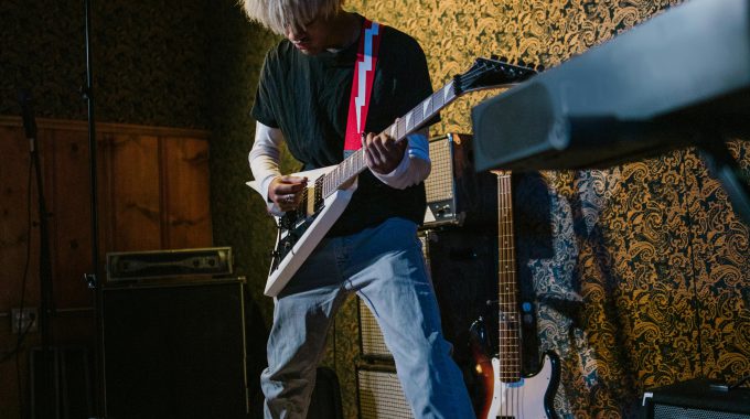 Parental guidance on ukulele stage presence